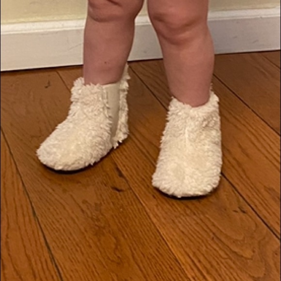 Warm fuzzy boots for toddler - Picture 3 of 3